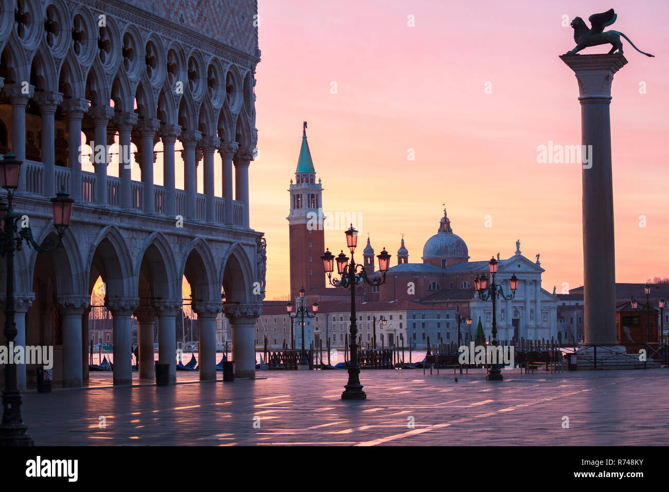 Piazza San Marco e la chiesa di San Giorgio Maggiore prima di sunrise, Venezia, Veneto, Italia Foto Stock