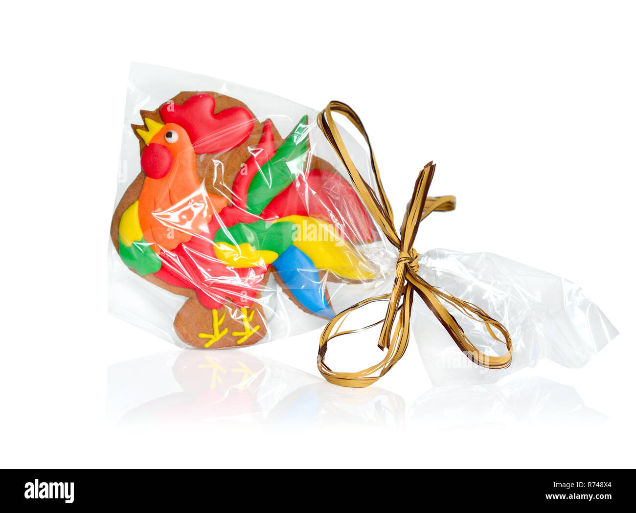 La Rooster panpepato in imballaggio trasparente con un inchino. Isolato. Foto Stock