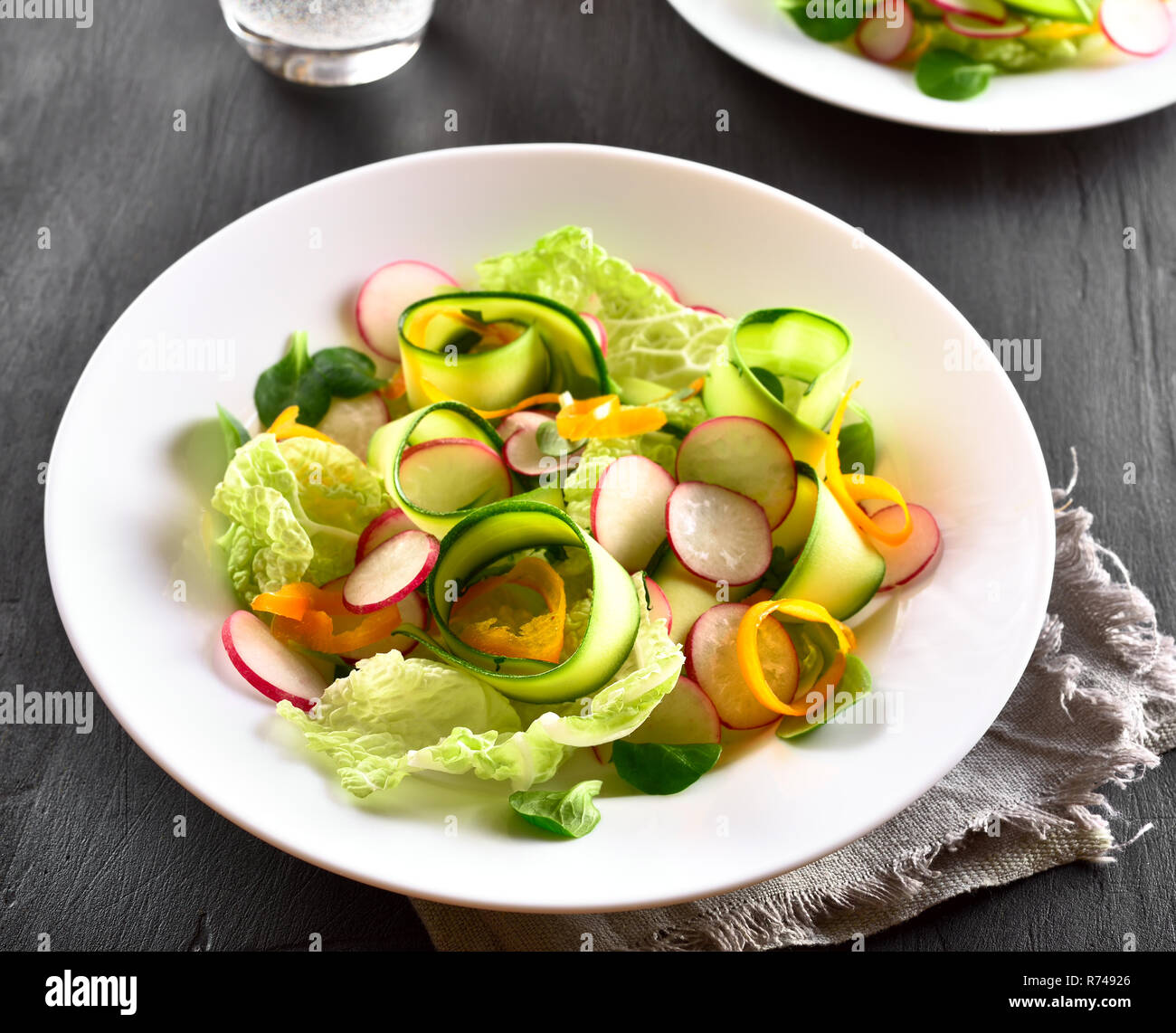 Close up di insalata di verdure da zucchine, Rafano, peperone. Una sana dieta alimentare naturale concetto. Foto Stock