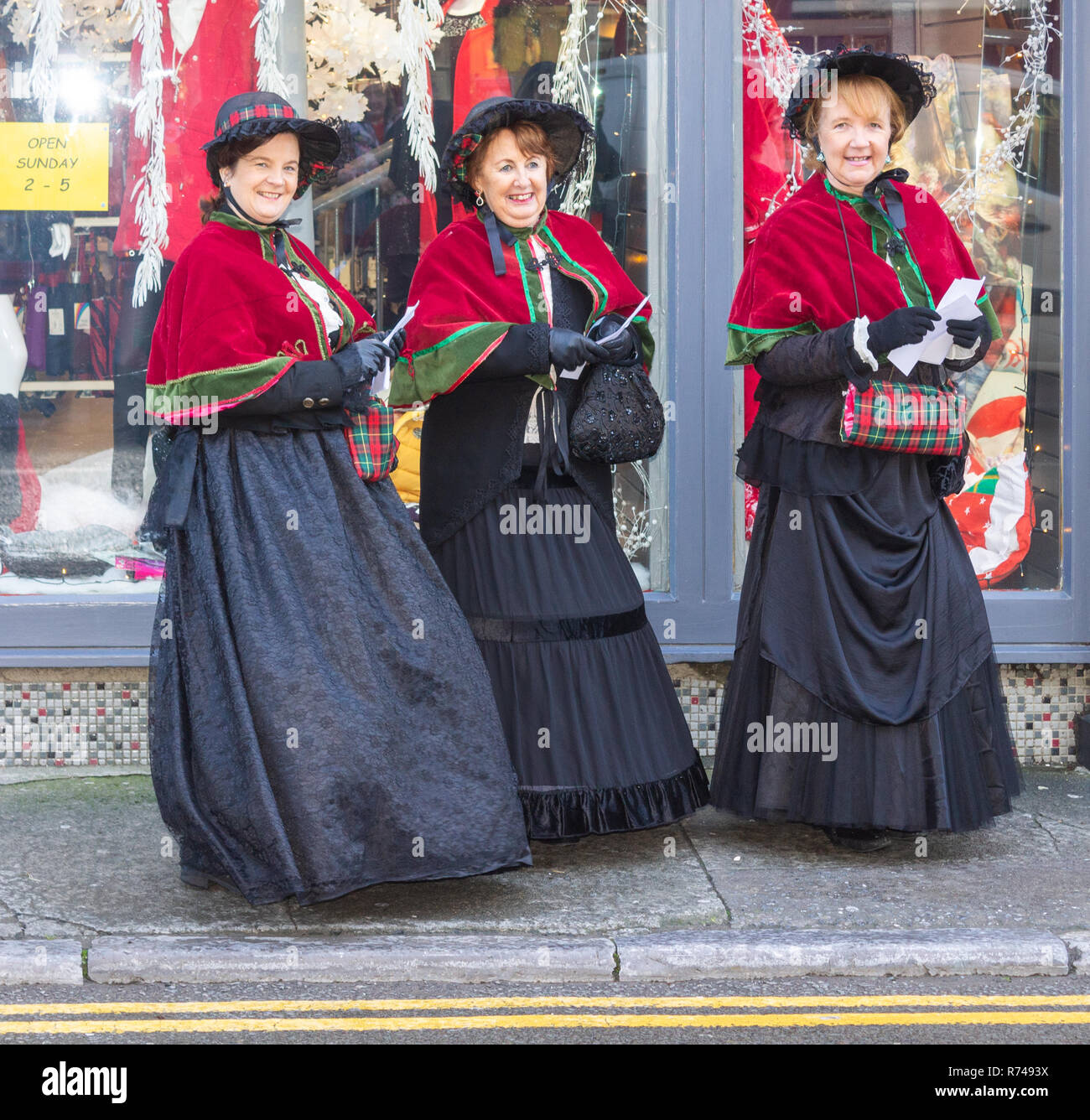 Onorevoli colleghe nel periodo Vittoriano dress shopping di Natale. Foto Stock