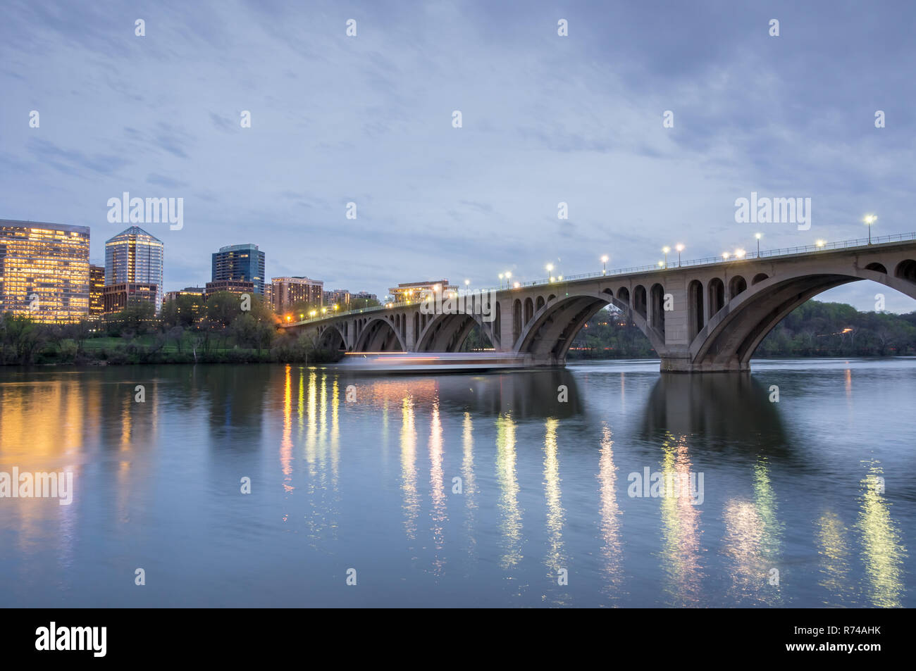 Crepuscolo sopra Key Bridge. Girato da Georgetown a Washington DC guardando verso Rosslyn, Virginia. Foto Stock