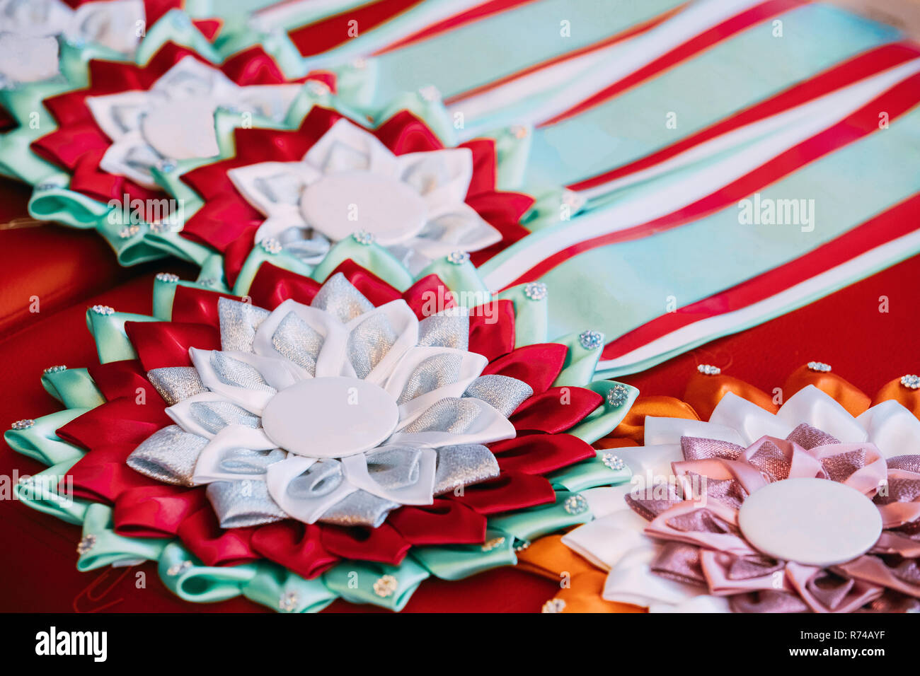 Nastro i badge di premi per i vincitori di concorso. Foto Stock