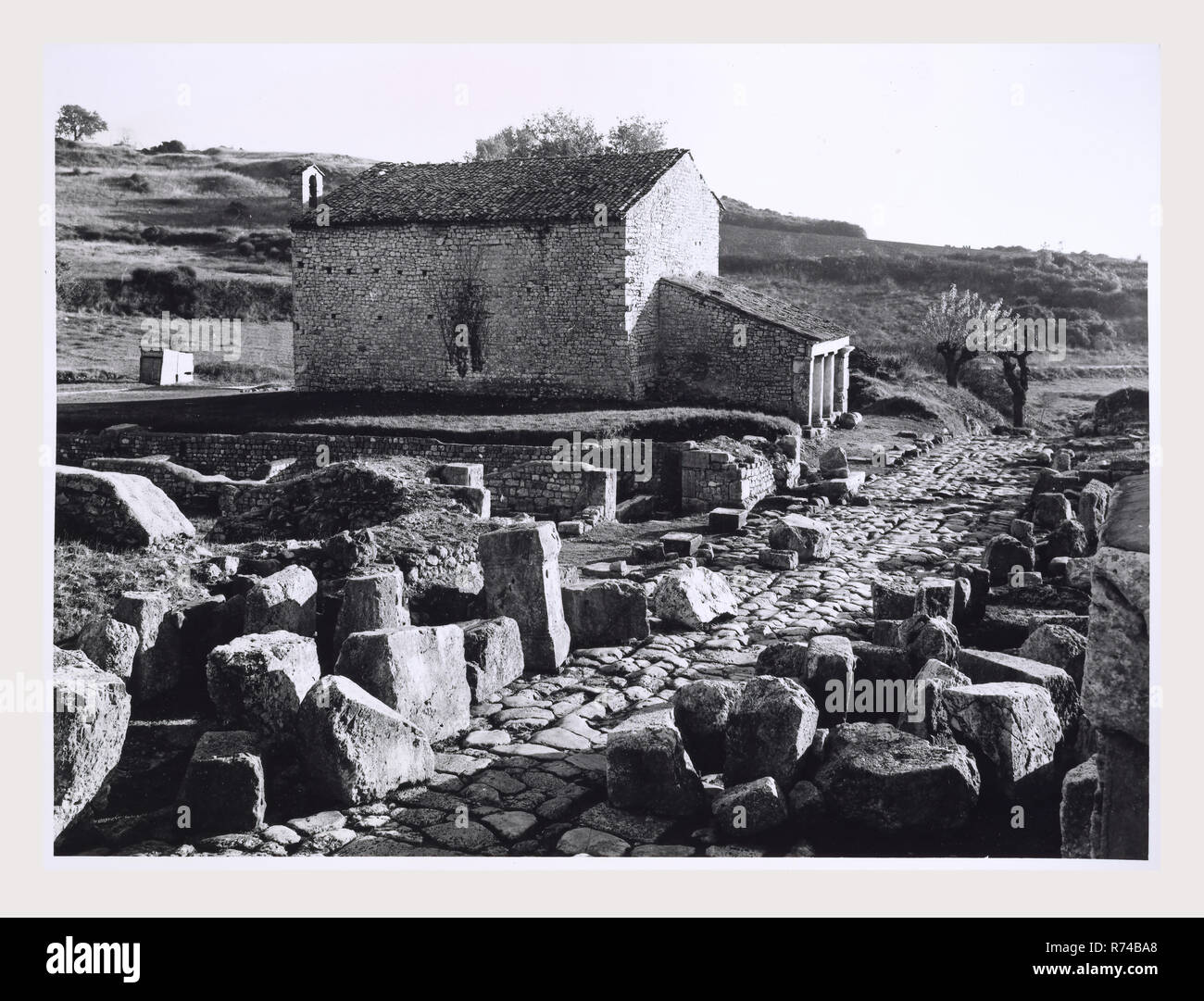 Umbria Terni Carsulae resti della città antica, questa è la mia Italia, il paese italiano di storia visiva, antichità Architettura, frammenti architettonici municipio romano del VI distretto augustea ascritto alla tribù di Crustumina era centrale crocevia della Via Flaminia nel trattato di Narnia Vicus Martis e Santa Maria in Pantano. Primo nucleo habitated originato dopo apertura della strada consolare e fu ampliata ed ha guadagnato in importanza durante l'impero, come è indicato nei monumenti. La loro collocazione rivela un organico ed unitario piano urbano. Foto Stock