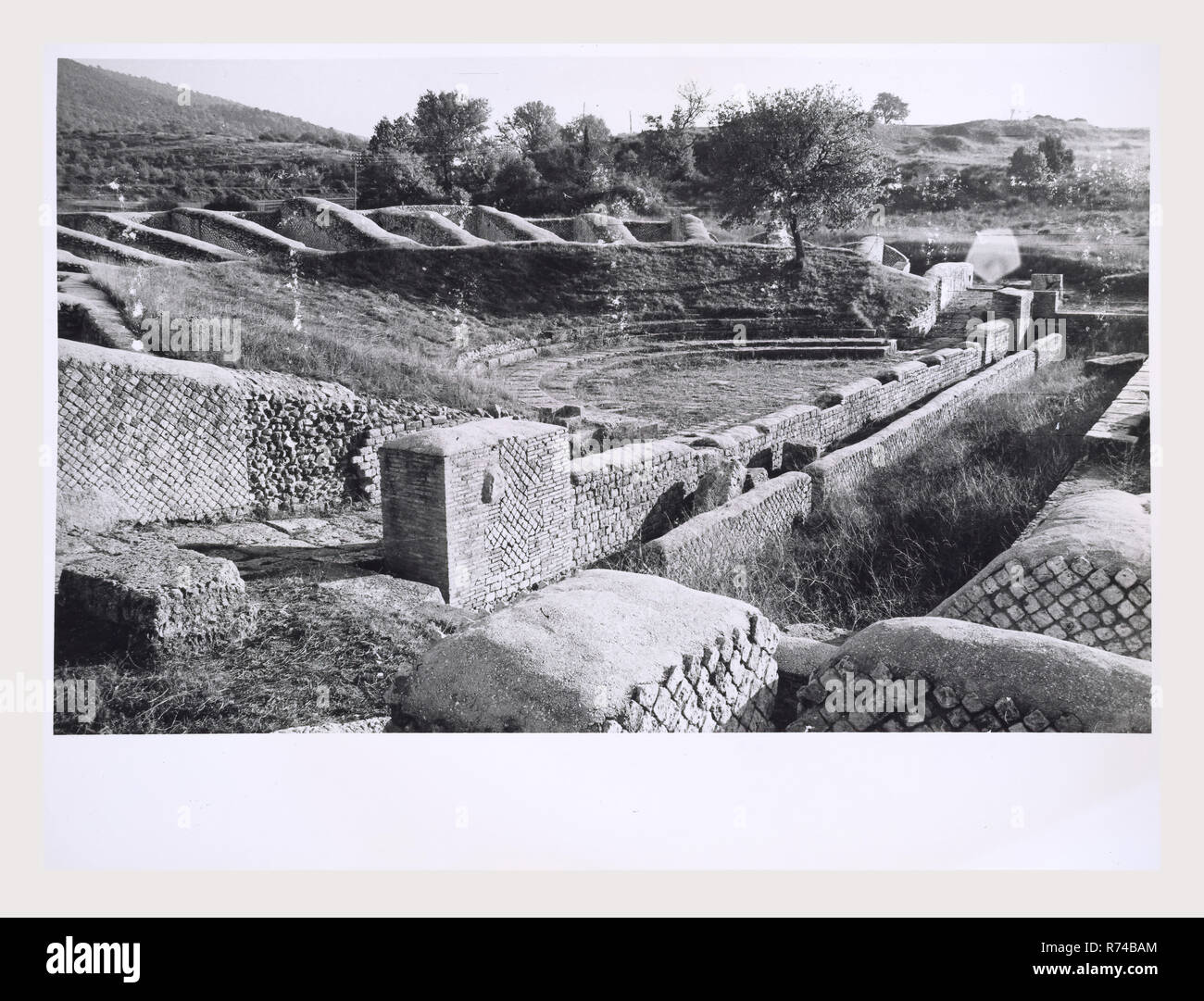 Umbria Terni Carsulae resti della città antica, questa è la mia Italia, il paese italiano di storia visiva, antichità Architettura, frammenti architettonici municipio romano del VI distretto augustea ascritto alla tribù di Crustumina era centrale crocevia della Via Flaminia nel trattato di Narnia Vicus Martis e Santa Maria in Pantano. Primo nucleo habitated originato dopo apertura della strada consolare e fu ampliata ed ha guadagnato in importanza durante l'impero, come è indicato nei monumenti. La loro collocazione rivela un organico ed unitario piano urbano. Foto Stock
