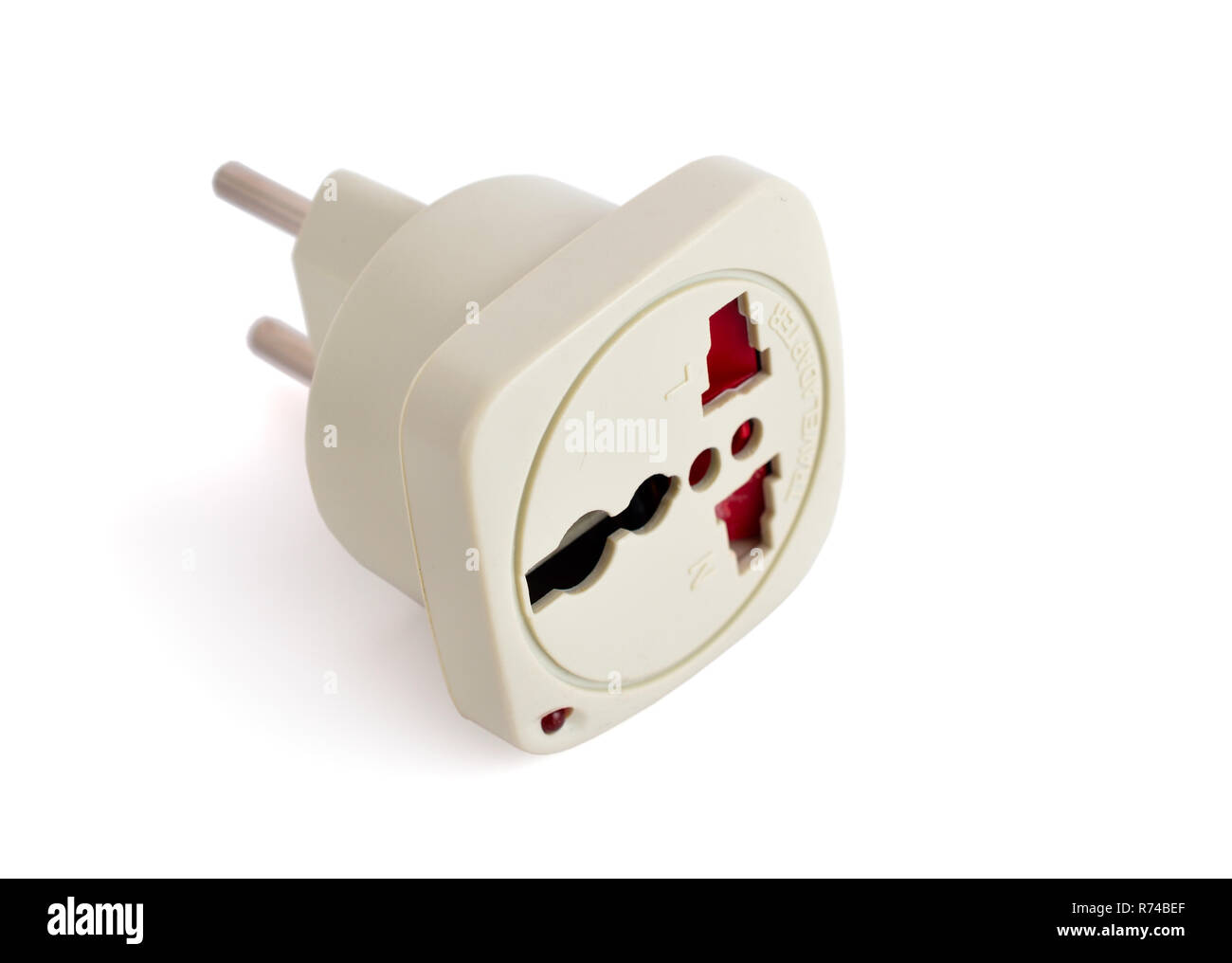 Adattatore da viaggio isolato su sfondo bianco. Foto Stock