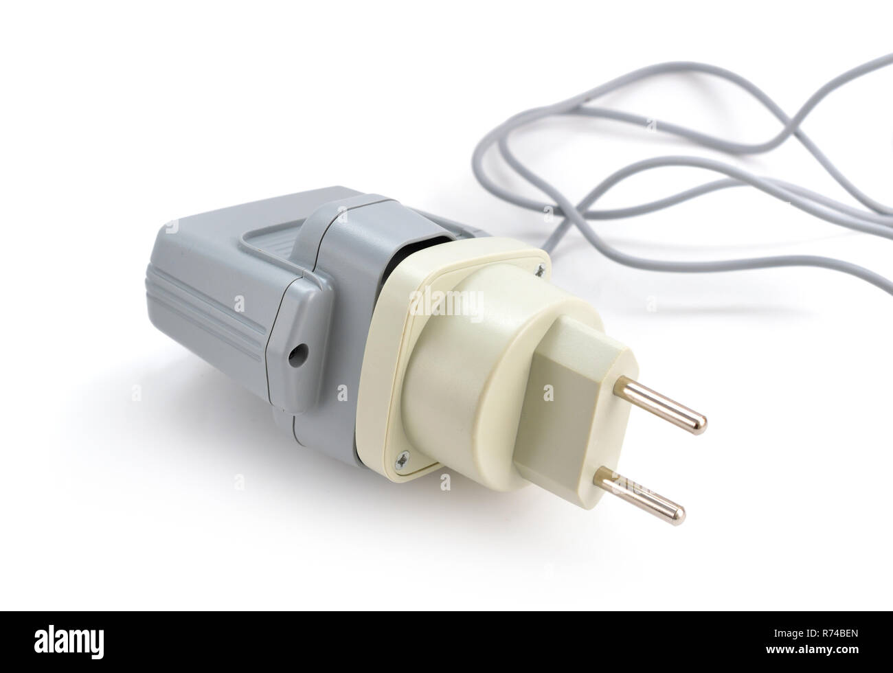 Adattatore da viaggio isolato su sfondo bianco. Foto Stock