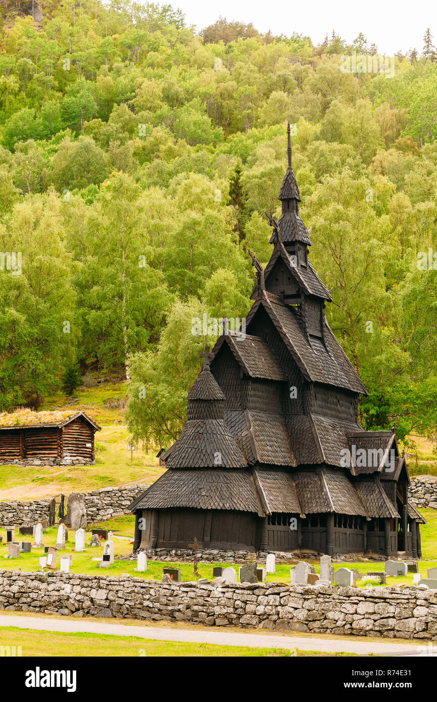 Borgund, Norvegia. Famoso punto di riferimento Stavkirke un vecchio legno navata tripla doga chiesa nel giorno di estate Foto Stock