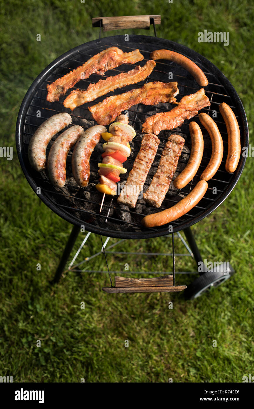 Grill con red hot bricchette, fuoco sfondo Foto Stock
