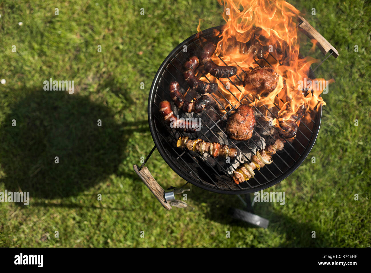 Grill con red hot bricchette, fuoco sfondo Foto Stock