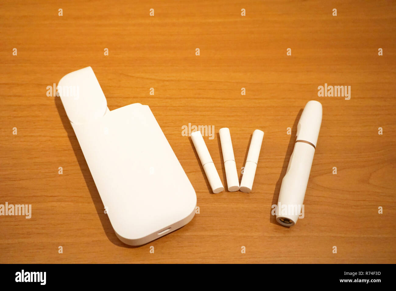 Sigarette realizzata con una nuova tecnologia alternativa per fumatori, elettronici accessori senza fumo Foto Stock