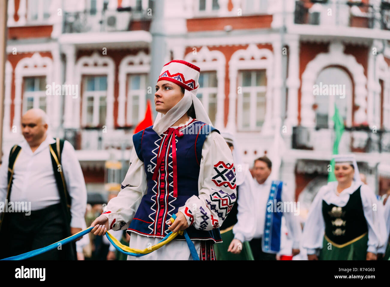 Gomel, Bielorussia - Luglio 3, 2018: donna bielorussa in nazionale bielorussa tradizionale folk costume etnici che partecipano alla parata dedicata alla In Foto Stock