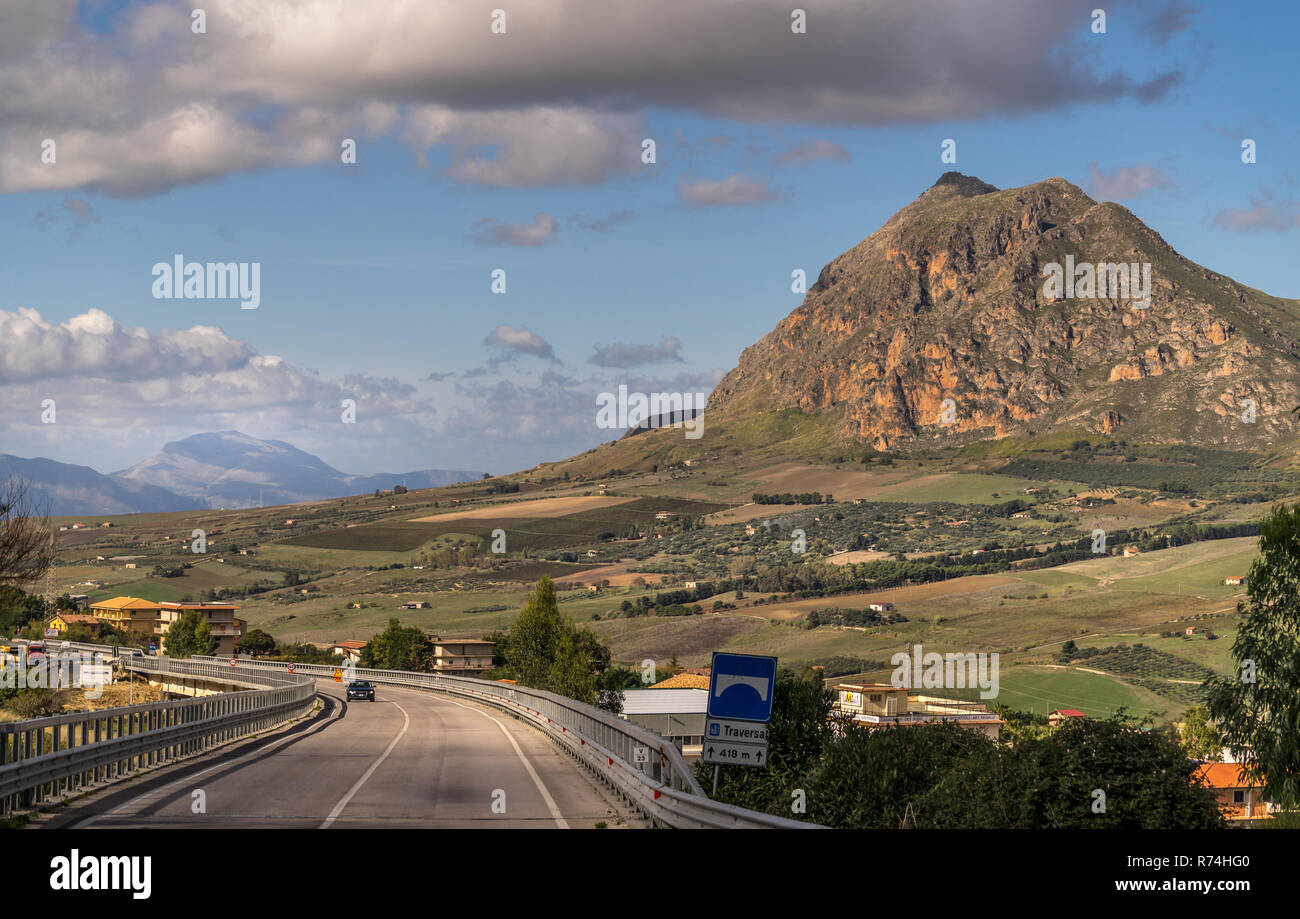 Viaggiare in Italia - Autostrade, case, montagne e campi di agraria vicino a Agrigento Foto Stock