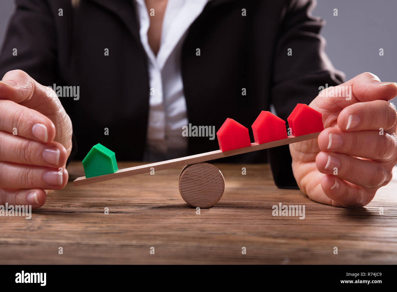 Copertura di equilibrio tra verde e rosso e modelli della casa Foto Stock