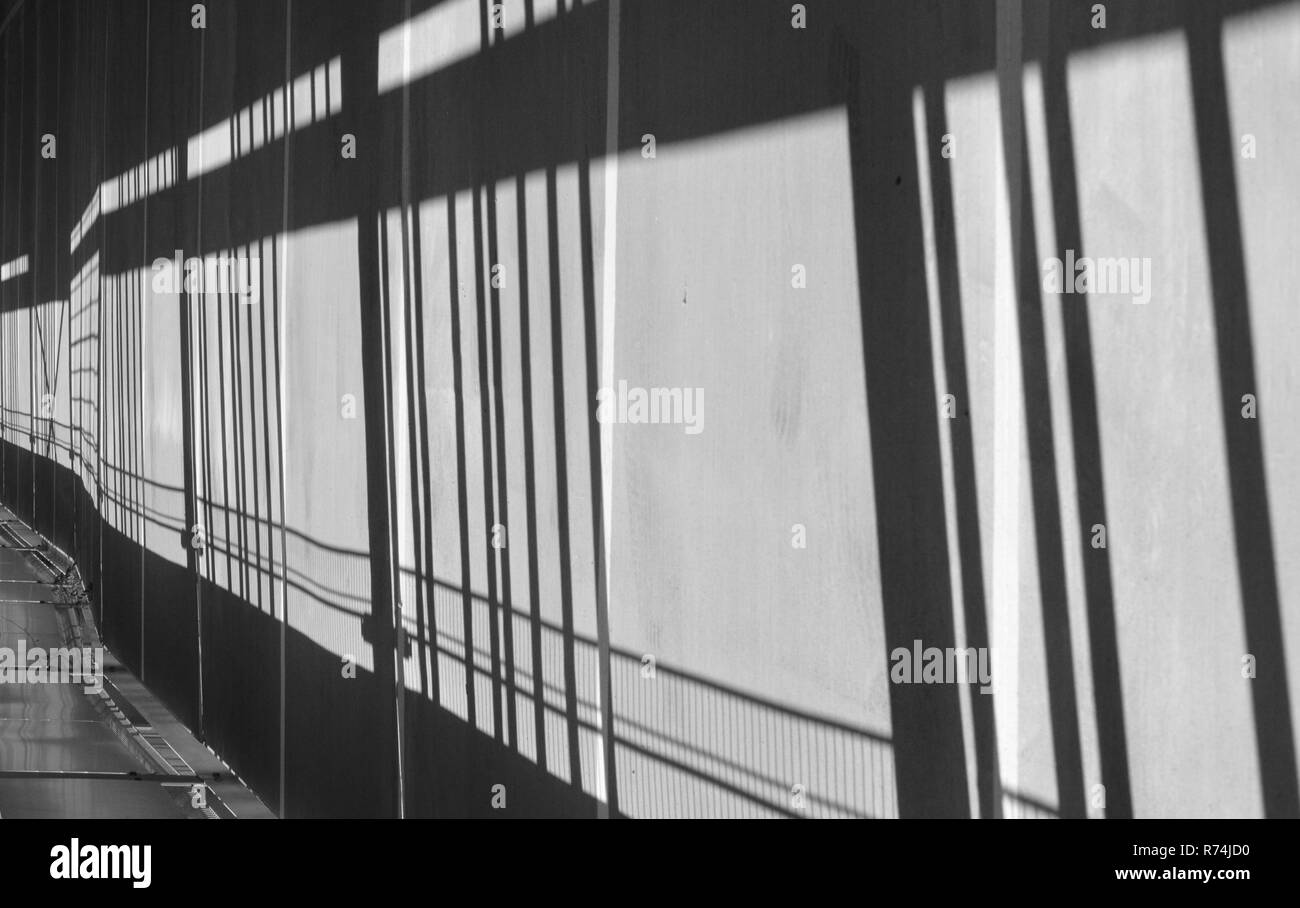 Modello di ombra su un muro di una casa di parcheggio Foto Stock