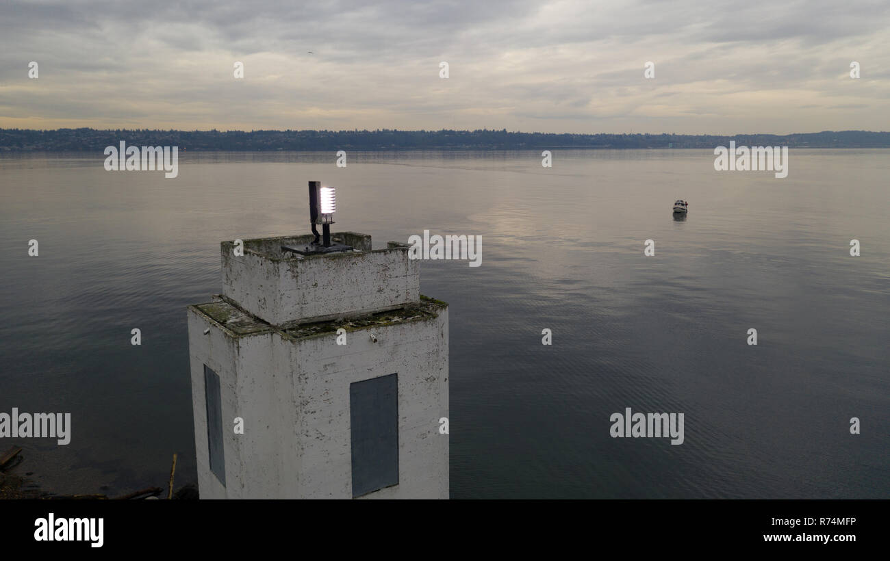 È nuvoloso con calma per questa veduta aerea Browns punto nella baia di inizio del Puget Sound Washington Foto Stock