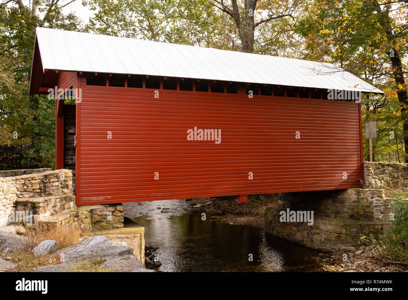 Il rosso Roddy Fiume Ponte Coperto consente il passaggio sopra il fiume con lo stesso nome in Maryland Foto Stock