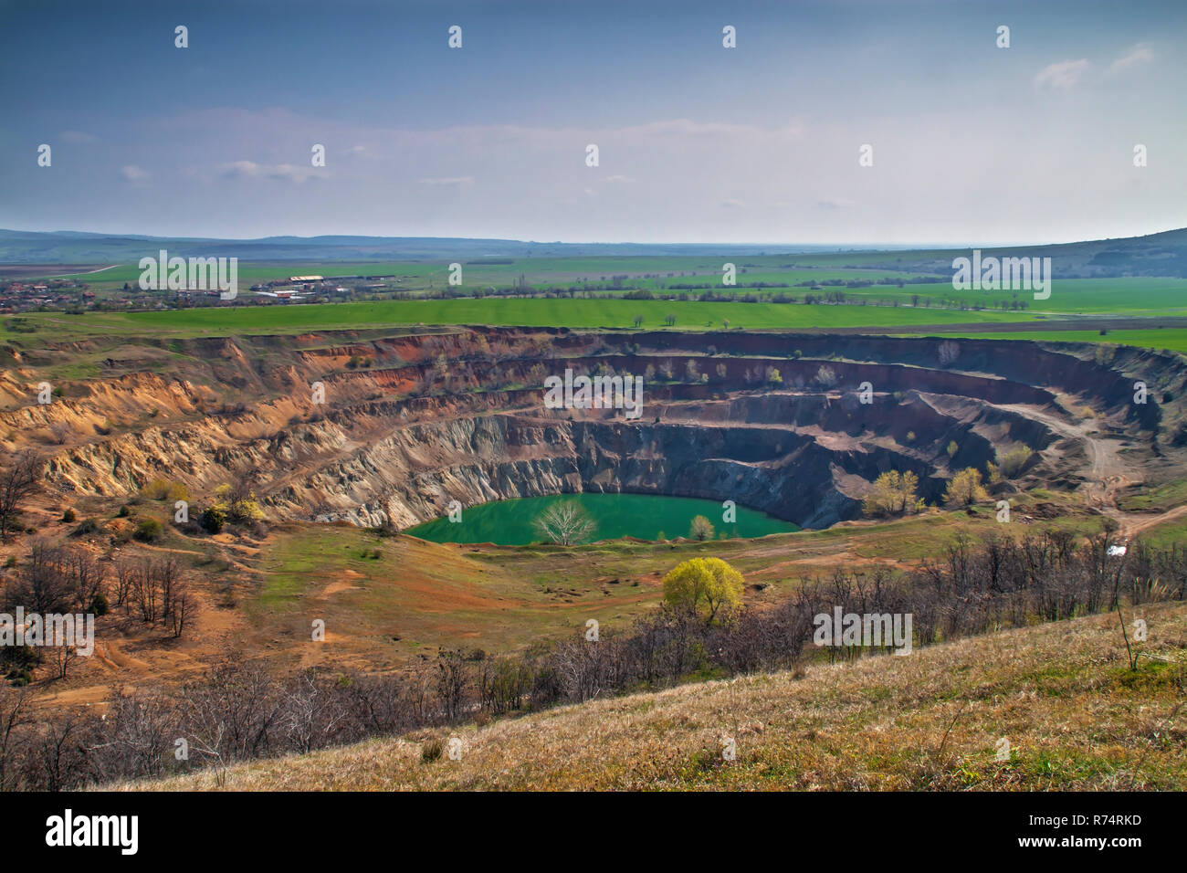 Abbandonata miniera a cielo aperto nei pressi di Tsar Asen villaggio in Bulgaria Foto Stock