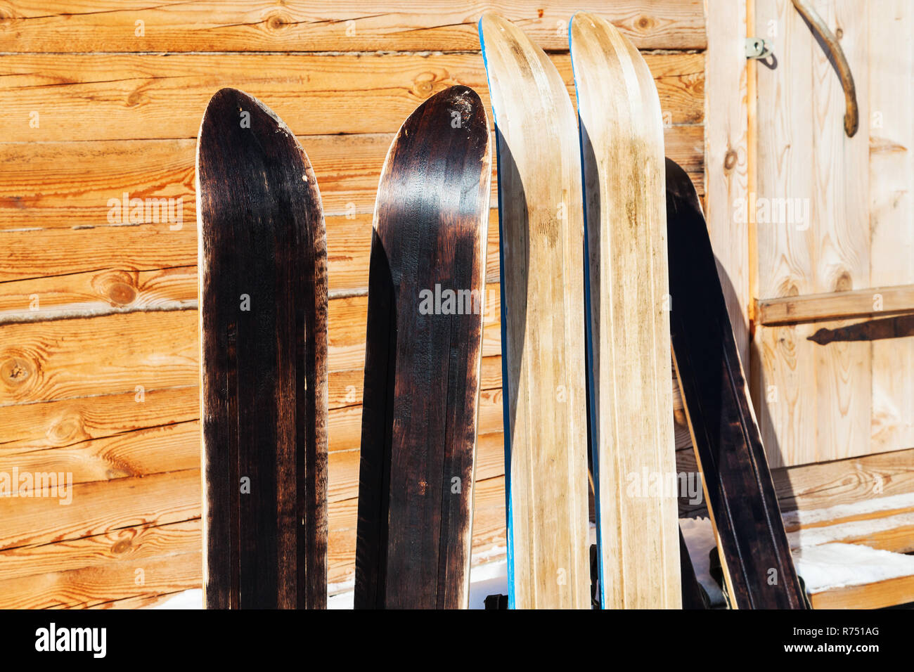 Ampia la caccia gli sci nei pressi di porta del cottage di legno Foto stock  - Alamy