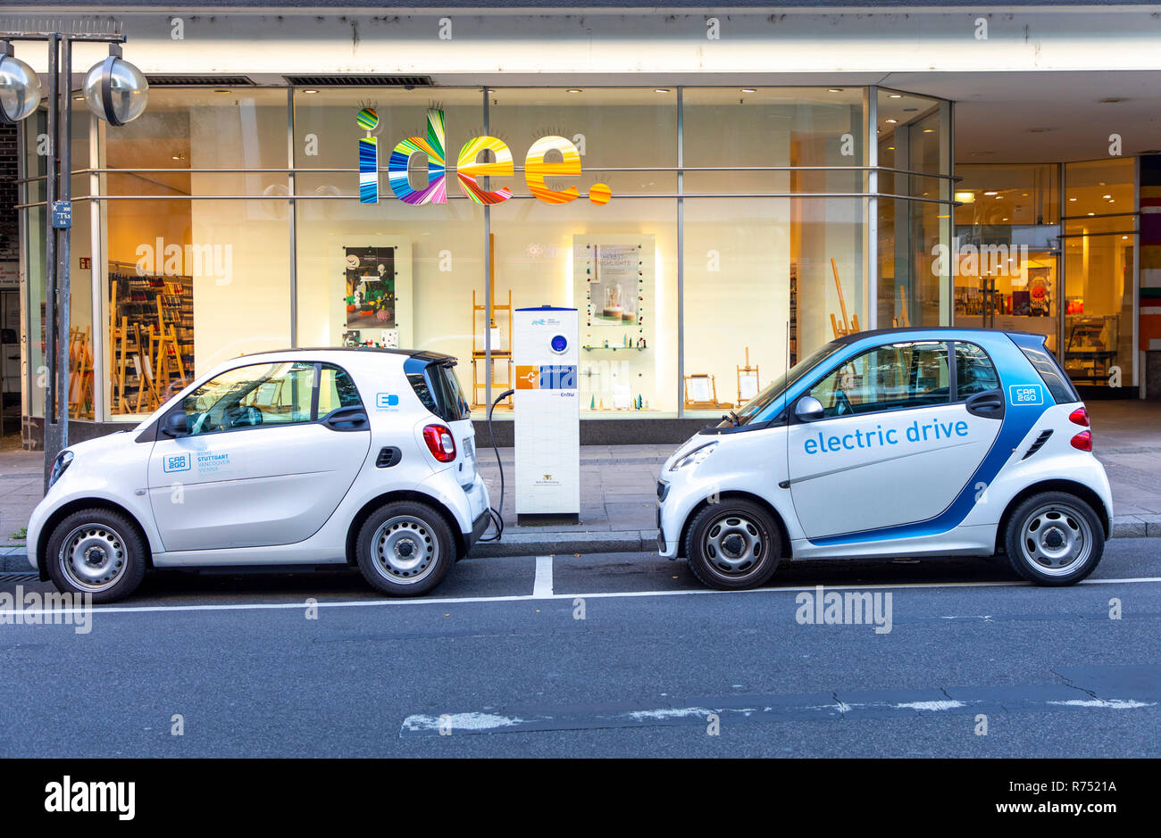 I veicoli elettrici da car sharing service car2go, nel centro della città di Stoccarda e alla stazione ferroviaria centrale, presso le stazioni di ricarica, Foto Stock