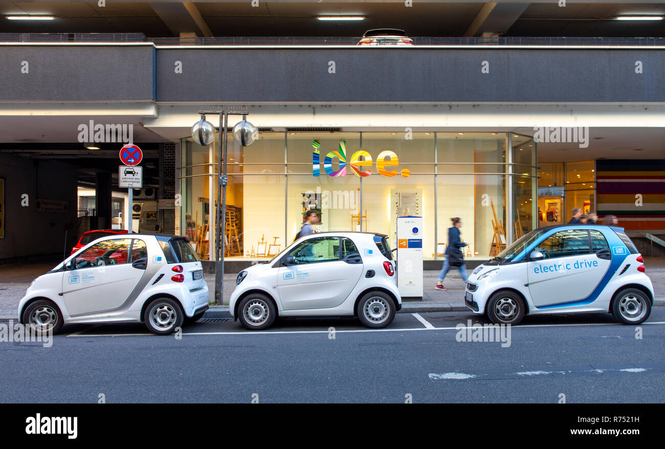 I veicoli elettrici da car sharing service car2go, nel centro della città di Stoccarda e alla stazione ferroviaria centrale, presso le stazioni di ricarica, Foto Stock