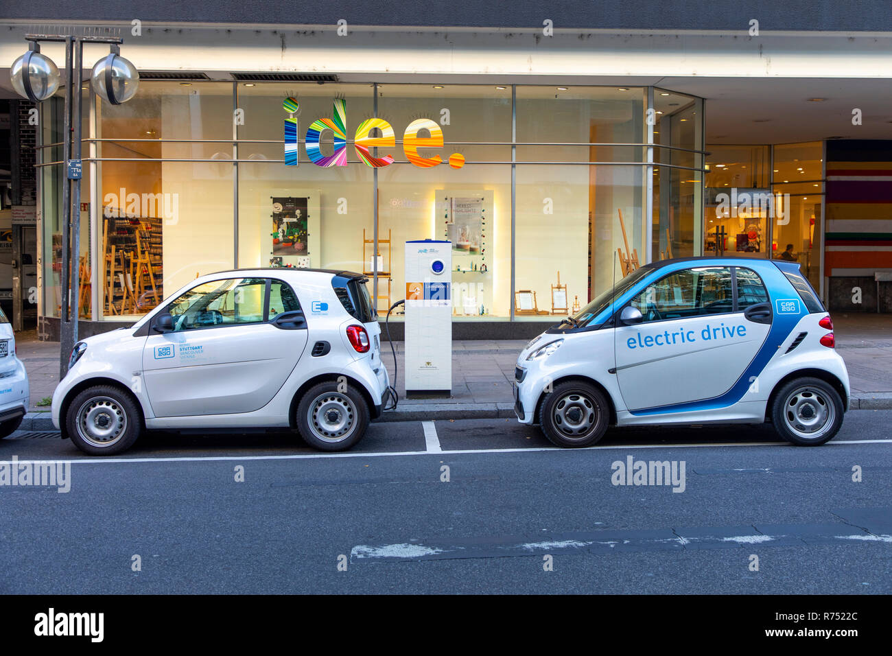 I veicoli elettrici da car sharing service car2go, nel centro della città di Stoccarda e alla stazione ferroviaria centrale, presso le stazioni di ricarica, Foto Stock