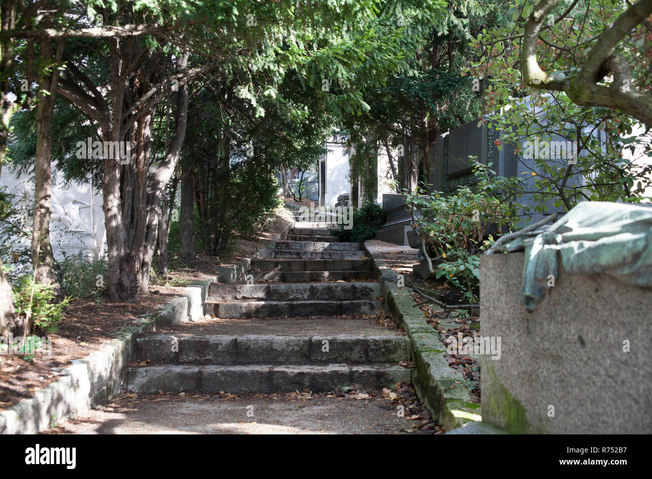 Una scalinata di pietra nel cimitero di Pere Lachaise. Parigi, Francia, circa ottobre 2014. Foto Stock