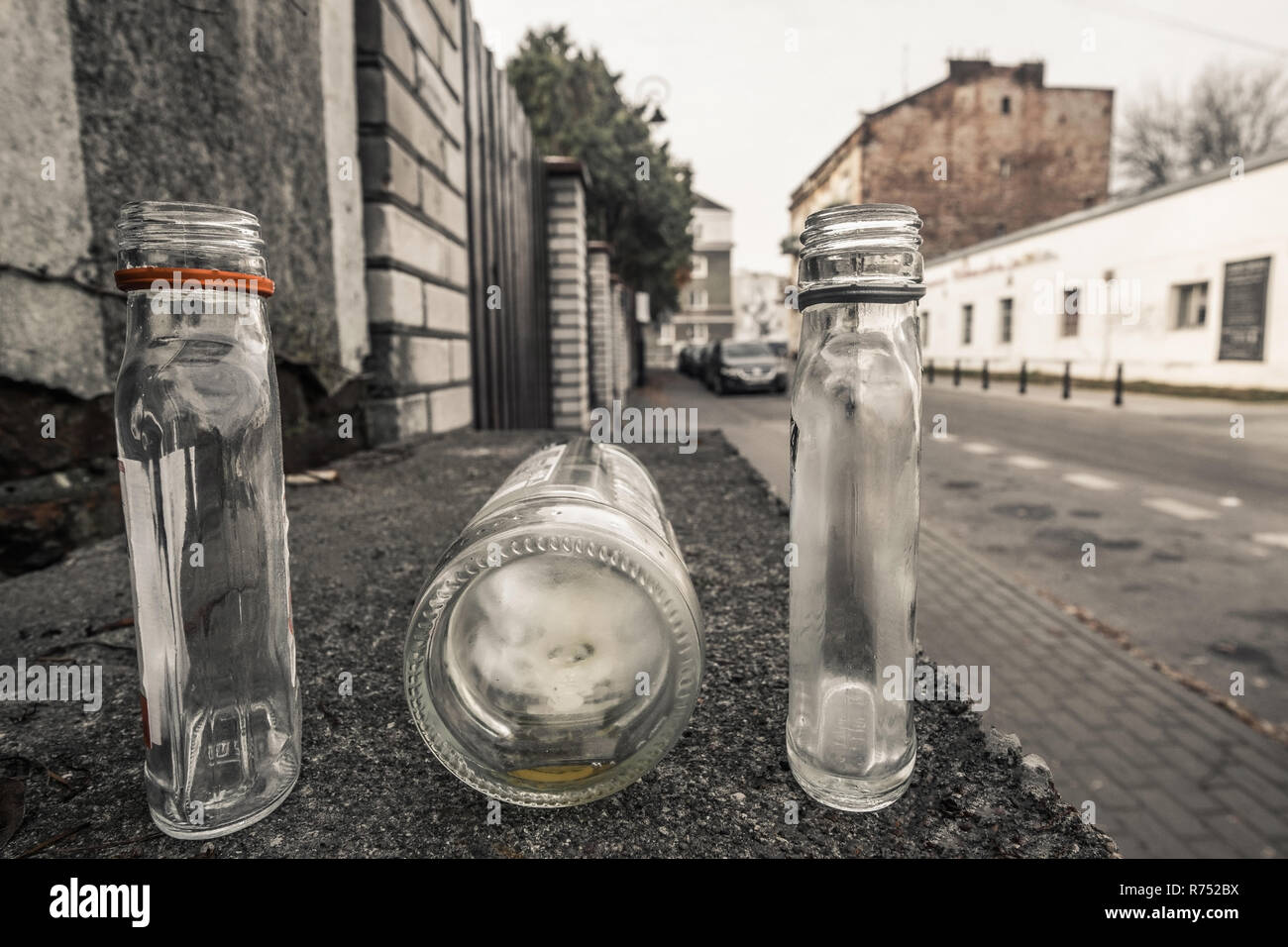 Tre sono state abbandonate le bottiglie vuote sulla strada di Varsavia, Polonia, sfondo sfocato, nessun popolo. Foto Stock