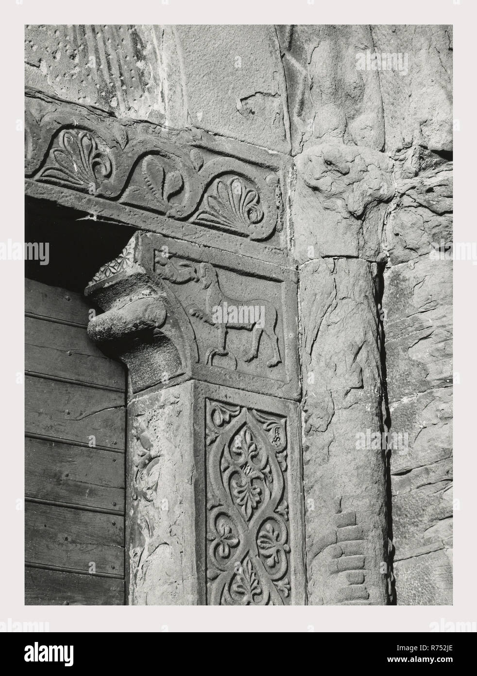 Umbria Perugia Pieve di confinare la Cascina Romanica, questa è la mia Italia, il paese italiano di storia visiva, stampe mostrano vecchio edificio della chiesa? Con motivi zoomorfi e vegetazione sul portale. Altre foto esterno mostra un abside arrotondata fine con nicchie. Foto Stock