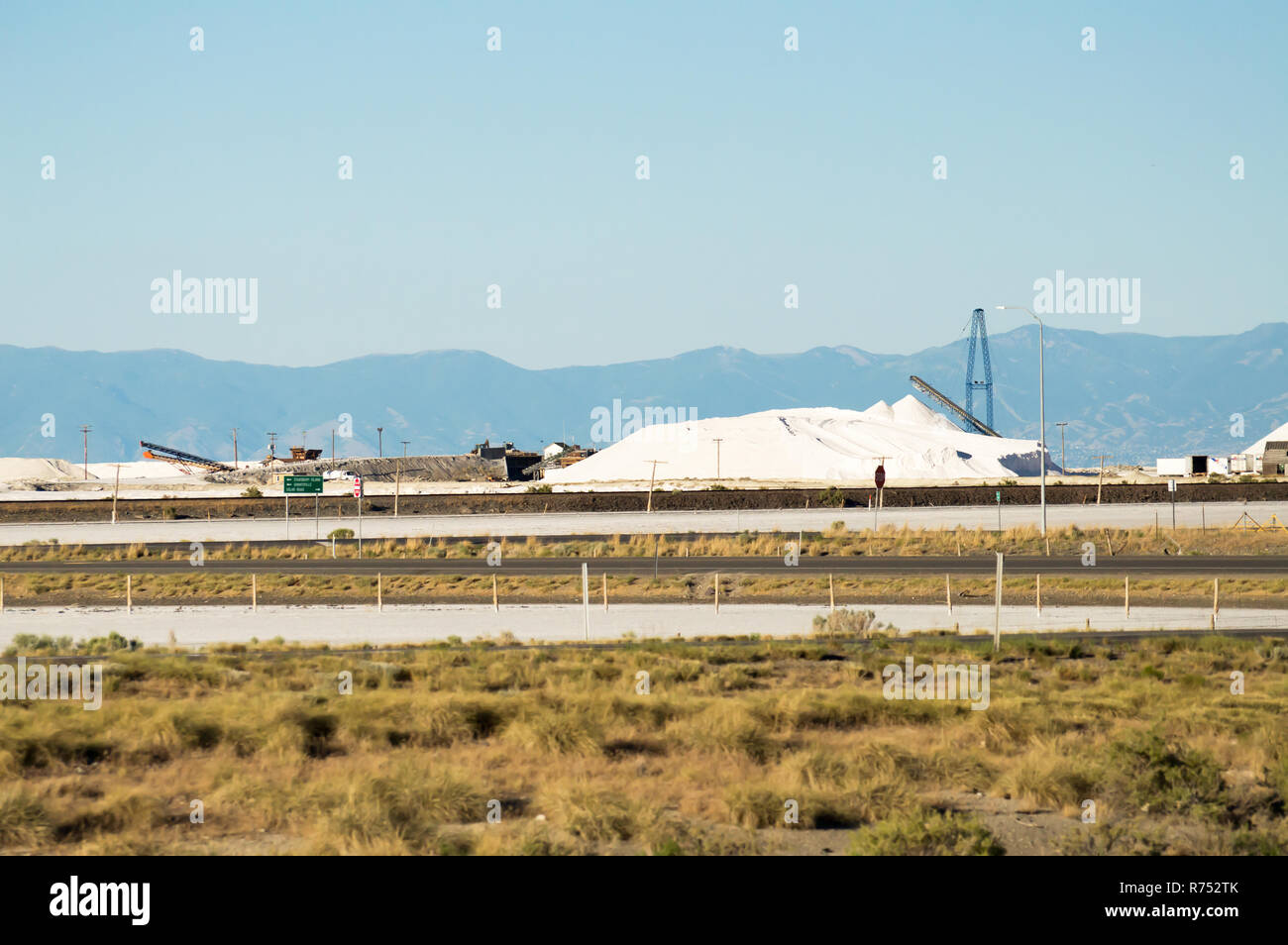 Sale di una fabbrica di raffinazione da tutta la interstate. Foto Stock