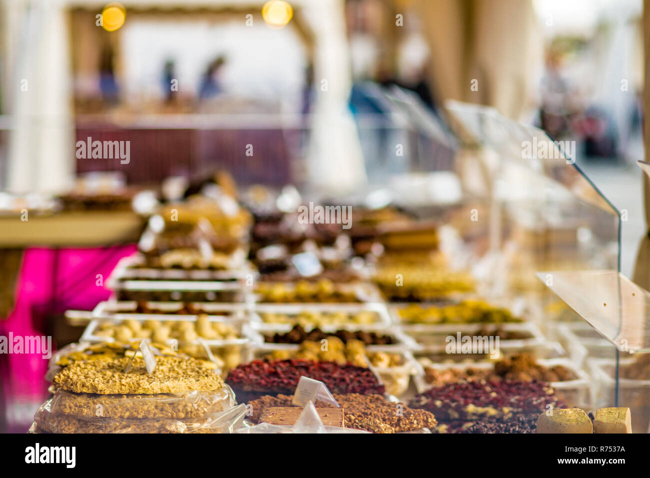 Diversi cioccolatini in strada del mercato Foto Stock