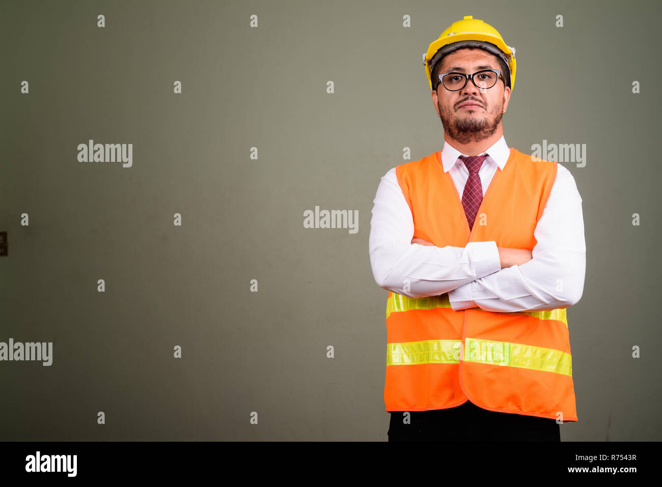 Persiano barbuto uomo lavoratore edile contro backgrou colorati Foto Stock