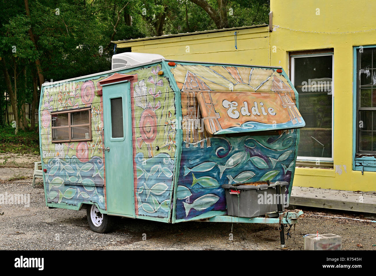 Unico, funky e dipinto luminosamente piccola vecchia travel trailer in Fairhope Alabama, Stati Uniti d'America. Foto Stock