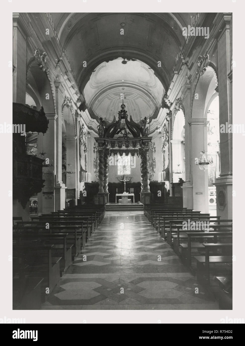 Umbria Perugia Spello S. Lorenzo, questa è la mia Italia, il paese italiano di storia visiva, S. Lorenzo 1120 sorge sul sito dell'ex S. Ercolano. Vista esterna del portale del XIII secolo e la facciata rimaneggiata nel 1540. Vedute interne concentrarsi sulla pittura e scultura XV e XVIII secoli intarsi in marmo fonte battesimale 1607 altare maggiore baldacchino una imitazione di quella di San Pietro, Roma intarsio di legno choirstalls armadio in legno e il petto nella sacrestia con il intarsiaed figurato di Mosè, Noè e Zaccaria pulpito in legno di bassorilievi con il Martirio di San Lorenzo affreschi th Foto Stock