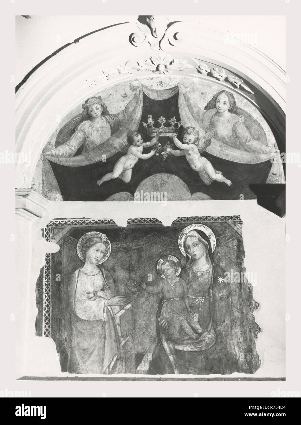 Umbria Perugia Spello S. Lorenzo, questa è la mia Italia, il paese italiano di storia visiva, S. Lorenzo 1120 sorge sul sito dell'ex S. Ercolano. Vista esterna del portale del XIII secolo e la facciata rimaneggiata nel 1540. Vedute interne concentrarsi sulla pittura e scultura XV e XVIII secoli intarsi in marmo fonte battesimale 1607 altare maggiore baldacchino una imitazione di quella di San Pietro, Roma intarsio di legno choirstalls armadio in legno e il petto nella sacrestia con il intarsiaed figurato di Mosè, Noè e Zaccaria pulpito in legno di bassorilievi con il Martirio di San Lorenzo affreschi th Foto Stock