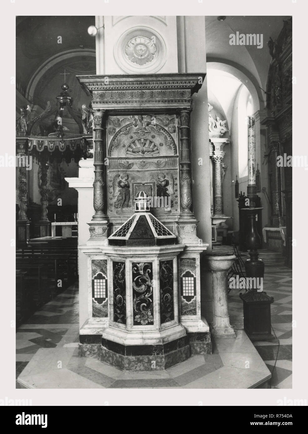 Umbria Perugia Spello S. Lorenzo, questa è la mia Italia, il paese italiano di storia visiva, S. Lorenzo 1120 sorge sul sito dell'ex S. Ercolano. Vista esterna del portale del XIII secolo e la facciata rimaneggiata nel 1540. Vedute interne concentrarsi sulla pittura e scultura XV e XVIII secoli intarsi in marmo fonte battesimale 1607 altare maggiore baldacchino una imitazione di quella di San Pietro, Roma intarsio di legno choirstalls armadio in legno e il petto nella sacrestia con il intarsiaed figurato di Mosè, Noè e Zaccaria pulpito in legno di bassorilievi con il Martirio di San Lorenzo affreschi th Foto Stock