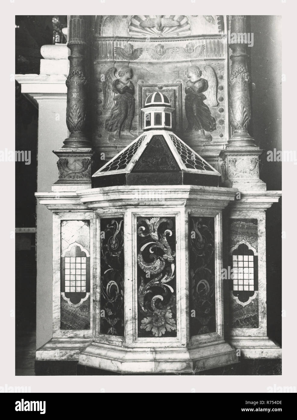 Umbria Perugia Spello S. Lorenzo, questa è la mia Italia, il paese italiano di storia visiva, S. Lorenzo 1120 sorge sul sito dell'ex S. Ercolano. Vista esterna del portale del XIII secolo e la facciata rimaneggiata nel 1540. Vedute interne concentrarsi sulla pittura e scultura XV e XVIII secoli intarsi in marmo fonte battesimale 1607 altare maggiore baldacchino una imitazione di quella di San Pietro, Roma intarsio di legno choirstalls armadio in legno e il petto nella sacrestia con il intarsiaed figurato di Mosè, Noè e Zaccaria pulpito in legno di bassorilievi con il Martirio di San Lorenzo affreschi th Foto Stock