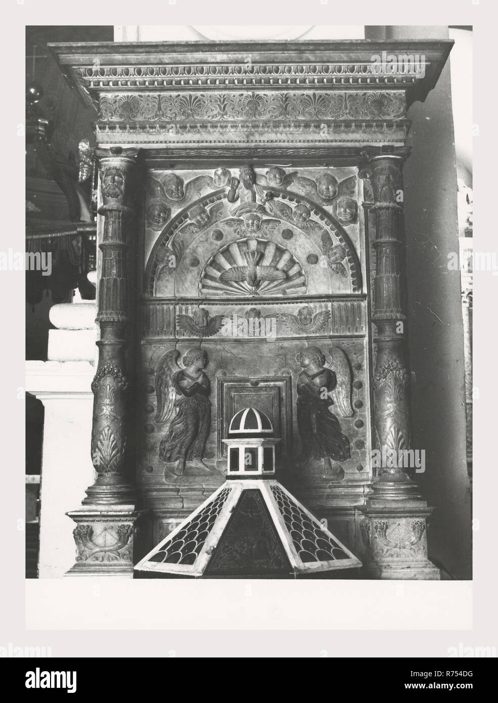 Umbria Perugia Spello S. Lorenzo, questa è la mia Italia, il paese italiano di storia visiva, S. Lorenzo 1120 sorge sul sito dell'ex S. Ercolano. Vista esterna del portale del XIII secolo e la facciata rimaneggiata nel 1540. Vedute interne concentrarsi sulla pittura e scultura XV e XVIII secoli intarsi in marmo fonte battesimale 1607 altare maggiore baldacchino una imitazione di quella di San Pietro, Roma intarsio di legno choirstalls armadio in legno e il petto nella sacrestia con il intarsiaed figurato di Mosè, Noè e Zaccaria pulpito in legno di bassorilievi con il Martirio di San Lorenzo affreschi th Foto Stock