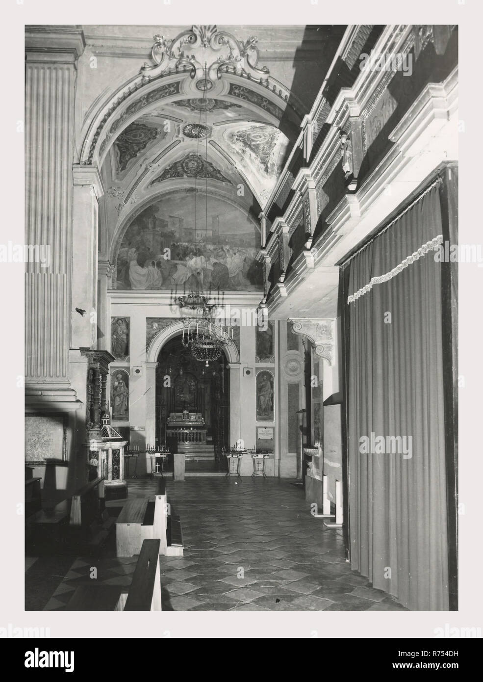 Umbria Perugia Spello S. Lorenzo, questa è la mia Italia, il paese italiano di storia visiva, S. Lorenzo 1120 sorge sul sito dell'ex S. Ercolano. Vista esterna del portale del XIII secolo e la facciata rimaneggiata nel 1540. Vedute interne concentrarsi sulla pittura e scultura XV e XVIII secoli intarsi in marmo fonte battesimale 1607 altare maggiore baldacchino una imitazione di quella di San Pietro, Roma intarsio di legno choirstalls armadio in legno e il petto nella sacrestia con il intarsiaed figurato di Mosè, Noè e Zaccaria pulpito in legno di bassorilievi con il Martirio di San Lorenzo affreschi th Foto Stock