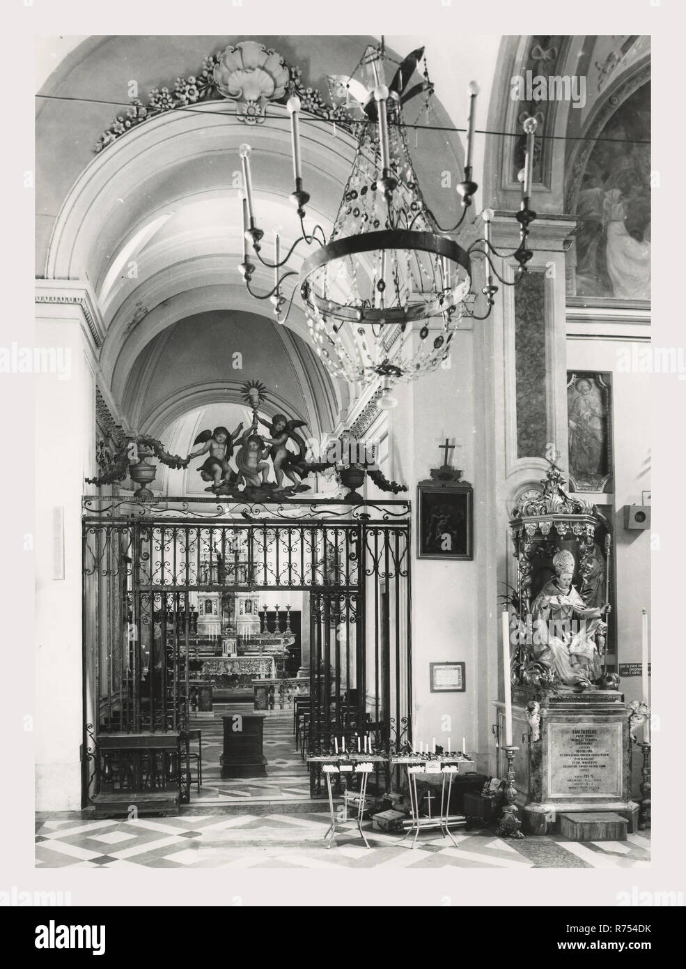 Umbria Perugia Spello S. Lorenzo, questa è la mia Italia, il paese italiano di storia visiva, S. Lorenzo 1120 sorge sul sito dell'ex S. Ercolano. Vista esterna del portale del XIII secolo e la facciata rimaneggiata nel 1540. Vedute interne concentrarsi sulla pittura e scultura XV e XVIII secoli intarsi in marmo fonte battesimale 1607 altare maggiore baldacchino una imitazione di quella di San Pietro, Roma intarsio di legno choirstalls armadio in legno e il petto nella sacrestia con il intarsiaed figurato di Mosè, Noè e Zaccaria pulpito in legno di bassorilievi con il Martirio di San Lorenzo affreschi th Foto Stock