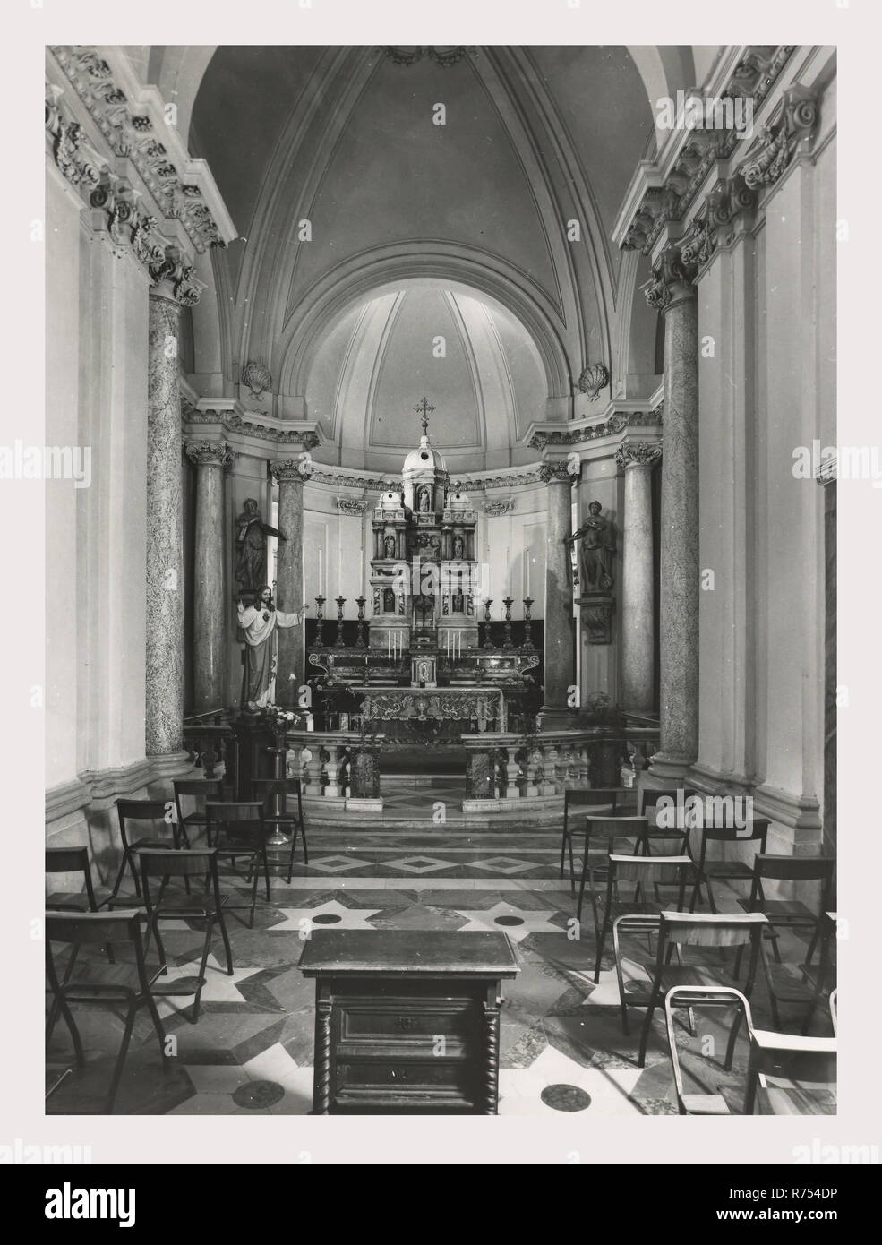 Umbria Perugia Spello S. Lorenzo, questa è la mia Italia, il paese italiano di storia visiva, S. Lorenzo 1120 sorge sul sito dell'ex S. Ercolano. Vista esterna del portale del XIII secolo e la facciata rimaneggiata nel 1540. Vedute interne concentrarsi sulla pittura e scultura XV e XVIII secoli intarsi in marmo fonte battesimale 1607 altare maggiore baldacchino una imitazione di quella di San Pietro, Roma intarsio di legno choirstalls armadio in legno e il petto nella sacrestia con il intarsiaed figurato di Mosè, Noè e Zaccaria pulpito in legno di bassorilievi con il Martirio di San Lorenzo affreschi th Foto Stock