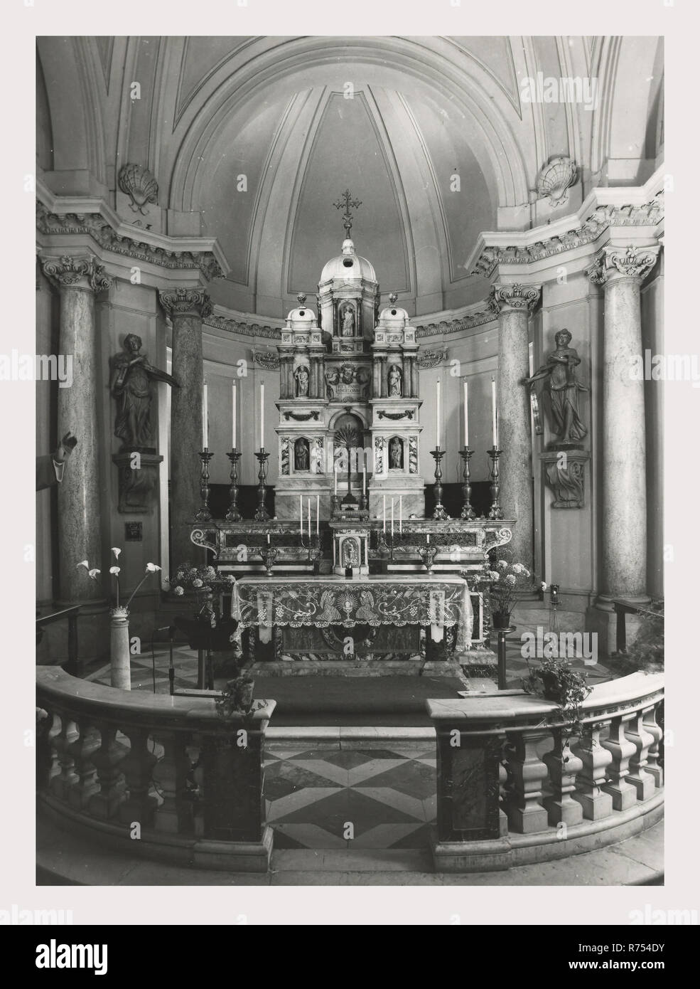 Umbria Perugia Spello S. Lorenzo, questa è la mia Italia, il paese italiano di storia visiva, S. Lorenzo 1120 sorge sul sito dell'ex S. Ercolano. Vista esterna del portale del XIII secolo e la facciata rimaneggiata nel 1540. Vedute interne concentrarsi sulla pittura e scultura XV e XVIII secoli intarsi in marmo fonte battesimale 1607 altare maggiore baldacchino una imitazione di quella di San Pietro, Roma intarsio di legno choirstalls armadio in legno e il petto nella sacrestia con il intarsiaed figurato di Mosè, Noè e Zaccaria pulpito in legno di bassorilievi con il Martirio di San Lorenzo affreschi th Foto Stock