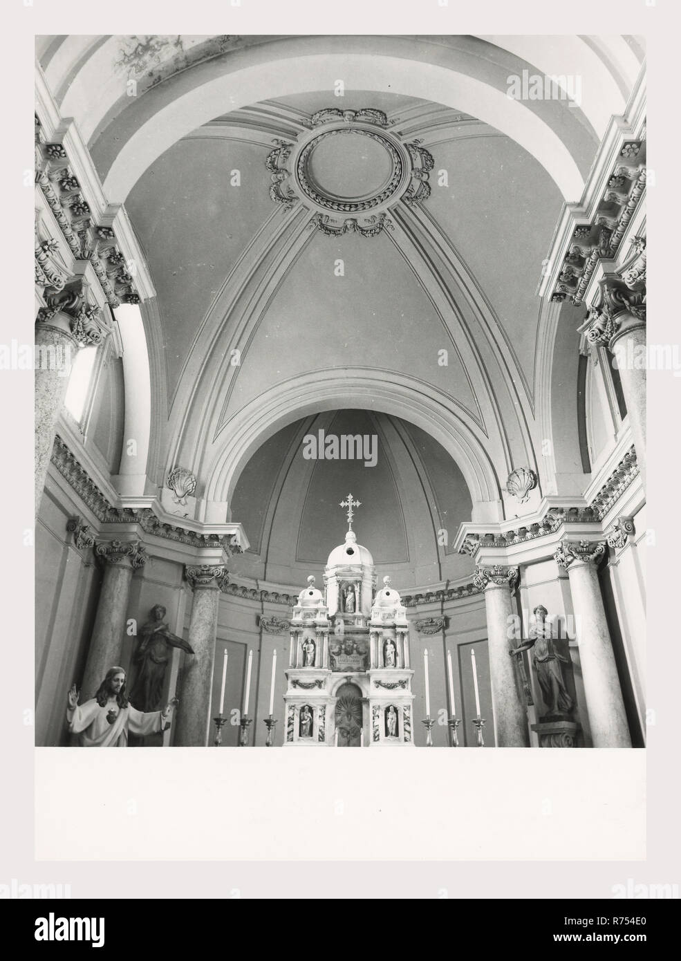 Umbria Perugia Spello S. Lorenzo, questa è la mia Italia, il paese italiano di storia visiva, S. Lorenzo 1120 sorge sul sito dell'ex S. Ercolano. Vista esterna del portale del XIII secolo e la facciata rimaneggiata nel 1540. Vedute interne concentrarsi sulla pittura e scultura XV e XVIII secoli intarsi in marmo fonte battesimale 1607 altare maggiore baldacchino una imitazione di quella di San Pietro, Roma intarsio di legno choirstalls armadio in legno e il petto nella sacrestia con il intarsiaed figurato di Mosè, Noè e Zaccaria pulpito in legno di bassorilievi con il Martirio di San Lorenzo affreschi th Foto Stock