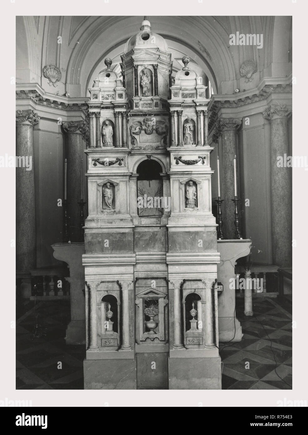 Umbria Perugia Spello S. Lorenzo, questa è la mia Italia, il paese italiano di storia visiva, S. Lorenzo 1120 sorge sul sito dell'ex S. Ercolano. Vista esterna del portale del XIII secolo e la facciata rimaneggiata nel 1540. Vedute interne concentrarsi sulla pittura e scultura XV e XVIII secoli intarsi in marmo fonte battesimale 1607 altare maggiore baldacchino una imitazione di quella di San Pietro, Roma intarsio di legno choirstalls armadio in legno e il petto nella sacrestia con il intarsiaed figurato di Mosè, Noè e Zaccaria pulpito in legno di bassorilievi con il Martirio di San Lorenzo affreschi th Foto Stock