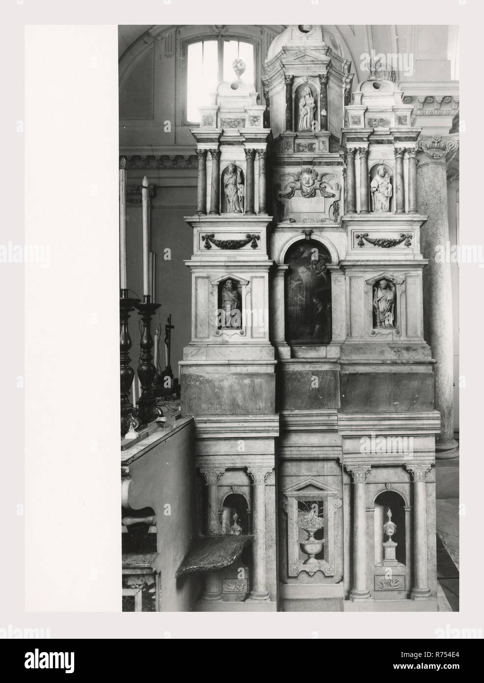 Umbria Perugia Spello S. Lorenzo, questa è la mia Italia, il paese italiano di storia visiva, S. Lorenzo 1120 sorge sul sito dell'ex S. Ercolano. Vista esterna del portale del XIII secolo e la facciata rimaneggiata nel 1540. Vedute interne concentrarsi sulla pittura e scultura XV e XVIII secoli intarsi in marmo fonte battesimale 1607 altare maggiore baldacchino una imitazione di quella di San Pietro, Roma intarsio di legno choirstalls armadio in legno e il petto nella sacrestia con il intarsiaed figurato di Mosè, Noè e Zaccaria pulpito in legno di bassorilievi con il Martirio di San Lorenzo affreschi th Foto Stock