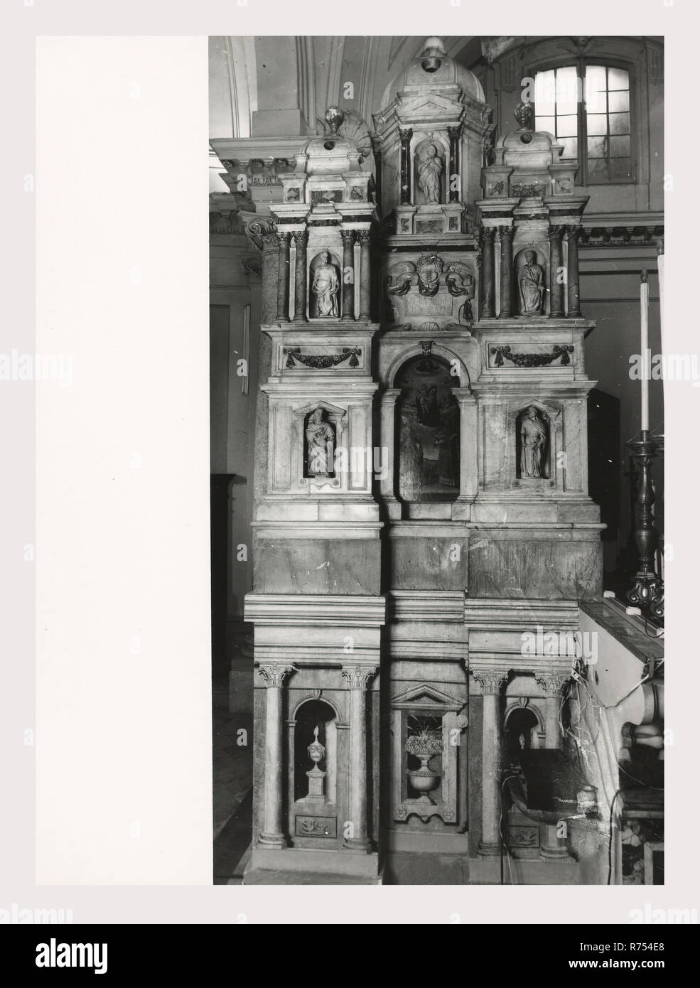 Umbria Perugia Spello S. Lorenzo, questa è la mia Italia, il paese italiano di storia visiva, S. Lorenzo 1120 sorge sul sito dell'ex S. Ercolano. Vista esterna del portale del XIII secolo e la facciata rimaneggiata nel 1540. Vedute interne concentrarsi sulla pittura e scultura XV e XVIII secoli intarsi in marmo fonte battesimale 1607 altare maggiore baldacchino una imitazione di quella di San Pietro, Roma intarsio di legno choirstalls armadio in legno e il petto nella sacrestia con il intarsiaed figurato di Mosè, Noè e Zaccaria pulpito in legno di bassorilievi con il Martirio di San Lorenzo affreschi th Foto Stock