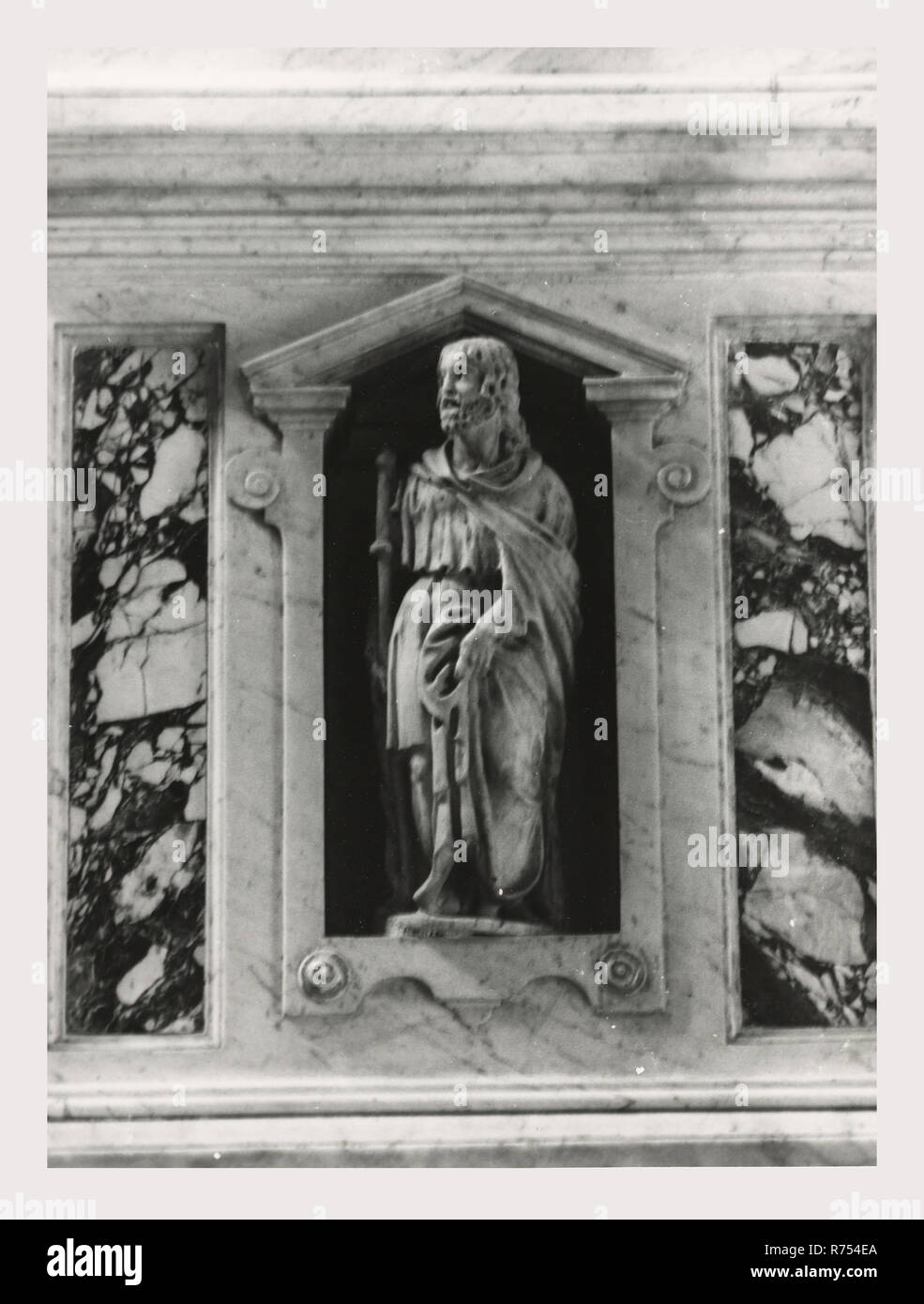 Umbria Perugia Spello S. Lorenzo, questa è la mia Italia, il paese italiano di storia visiva, S. Lorenzo 1120 sorge sul sito dell'ex S. Ercolano. Vista esterna del portale del XIII secolo e la facciata rimaneggiata nel 1540. Vedute interne concentrarsi sulla pittura e scultura XV e XVIII secoli intarsi in marmo fonte battesimale 1607 altare maggiore baldacchino una imitazione di quella di San Pietro, Roma intarsio di legno choirstalls armadio in legno e il petto nella sacrestia con il intarsiaed figurato di Mosè, Noè e Zaccaria pulpito in legno di bassorilievi con il Martirio di San Lorenzo affreschi th Foto Stock