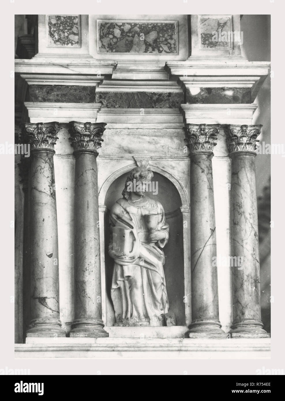 Umbria Perugia Spello S. Lorenzo, questa è la mia Italia, il paese italiano di storia visiva, S. Lorenzo 1120 sorge sul sito dell'ex S. Ercolano. Vista esterna del portale del XIII secolo e la facciata rimaneggiata nel 1540. Vedute interne concentrarsi sulla pittura e scultura XV e XVIII secoli intarsi in marmo fonte battesimale 1607 altare maggiore baldacchino una imitazione di quella di San Pietro, Roma intarsio di legno choirstalls armadio in legno e il petto nella sacrestia con il intarsiaed figurato di Mosè, Noè e Zaccaria pulpito in legno di bassorilievi con il Martirio di San Lorenzo affreschi th Foto Stock