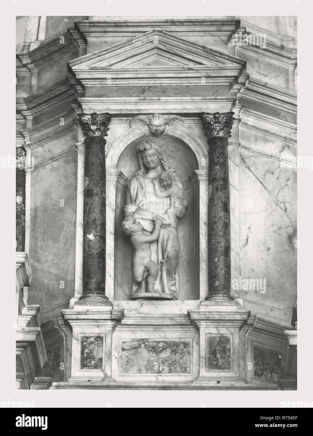 Umbria Perugia Spello S. Lorenzo, questa è la mia Italia, il paese italiano di storia visiva, S. Lorenzo 1120 sorge sul sito dell'ex S. Ercolano. Vista esterna del portale del XIII secolo e la facciata rimaneggiata nel 1540. Vedute interne concentrarsi sulla pittura e scultura XV e XVIII secoli intarsi in marmo fonte battesimale 1607 altare maggiore baldacchino una imitazione di quella di San Pietro, Roma intarsio di legno choirstalls armadio in legno e il petto nella sacrestia con il intarsiaed figurato di Mosè, Noè e Zaccaria pulpito in legno di bassorilievi con il Martirio di San Lorenzo affreschi th Foto Stock