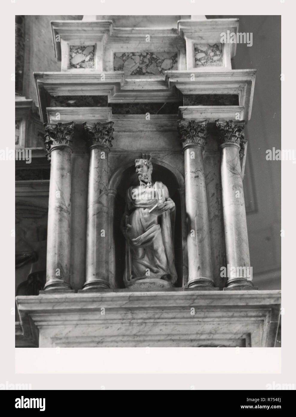 Umbria Perugia Spello S. Lorenzo, questa è la mia Italia, il paese italiano di storia visiva, S. Lorenzo 1120 sorge sul sito dell'ex S. Ercolano. Vista esterna del portale del XIII secolo e la facciata rimaneggiata nel 1540. Vedute interne concentrarsi sulla pittura e scultura XV e XVIII secoli intarsi in marmo fonte battesimale 1607 altare maggiore baldacchino una imitazione di quella di San Pietro, Roma intarsio di legno choirstalls armadio in legno e il petto nella sacrestia con il intarsiaed figurato di Mosè, Noè e Zaccaria pulpito in legno di bassorilievi con il Martirio di San Lorenzo affreschi th Foto Stock