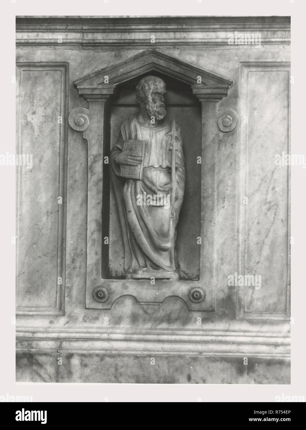 Umbria Perugia Spello S. Lorenzo, questa è la mia Italia, il paese italiano di storia visiva, S. Lorenzo 1120 sorge sul sito dell'ex S. Ercolano. Vista esterna del portale del XIII secolo e la facciata rimaneggiata nel 1540. Vedute interne concentrarsi sulla pittura e scultura XV e XVIII secoli intarsi in marmo fonte battesimale 1607 altare maggiore baldacchino una imitazione di quella di San Pietro, Roma intarsio di legno choirstalls armadio in legno e il petto nella sacrestia con il intarsiaed figurato di Mosè, Noè e Zaccaria pulpito in legno di bassorilievi con il Martirio di San Lorenzo affreschi th Foto Stock